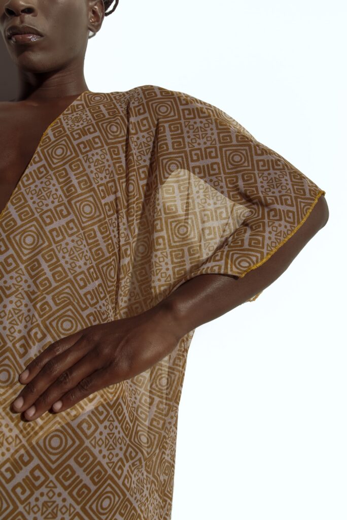 Cover up Golden Traces min